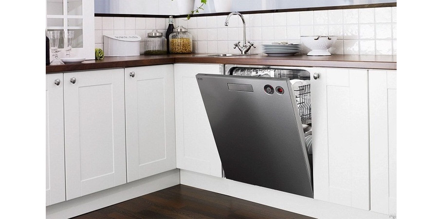 Máy rửa bát âm tủ là kiểu lắp đặt bên trong tủ bếp và mặt trước của bếp đồng bộ với phần cánh của tủ bếp.